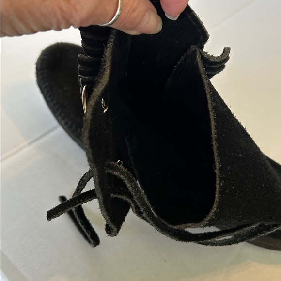MINNETONKA WOMENS TWO CONCHO  HARD-SOLE BOOTS IN BLACK SUEDE SZ 8 - Picture 6 of 8